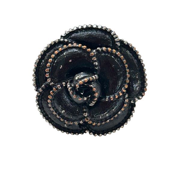 Size 7 Statement Ring Black Flower Goldtone Trim Silvertone Band - Picture 7 of 7